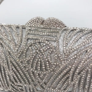 Luxuriöse silberne Abendtasche mit funkelnden Strassmustern in detaillierter Aufnahme