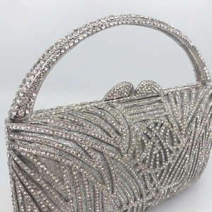Silberne Abendtasche mit geometrischem Kristallmuster und rundem Strassgriff
