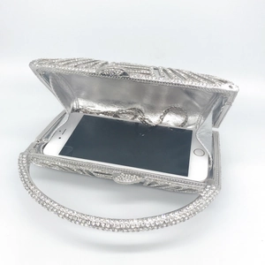 Silberne Strass-Abendtasche mit Kristallgriff und Platz für ein Smartphone im Inneren