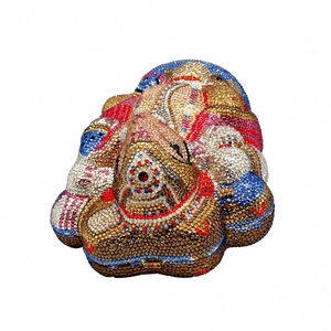 Détail macro du sac de soirée éléphant avec strass colorés et fermoir métallique