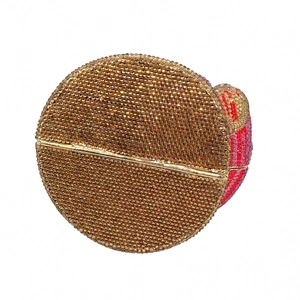 Détail d'une pochette de soirée en cristal avec strass dorés et rayures rouges latérales