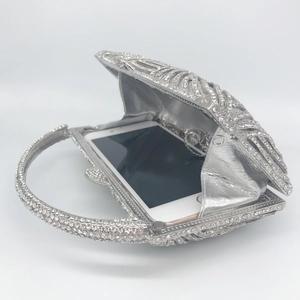 Elegante silberne Abendtasche mit Strasssteinen, Fächermuster und praktischer Kette