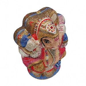 Détails exquis du sac de soirée Ganesha avec cristaux colorés sertis à la main