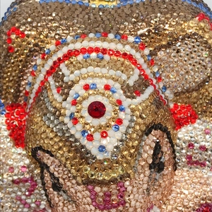 Détail macro du sac de soirée éléphant avec cristaux champagne et multicolores complexes