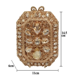Vista dettagliata della borsa da sera con cristalli champagne e misure 14,5x11x6 cm