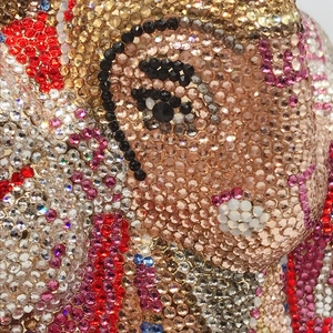 Détail de la pochette éléphant artisanale montrant un pavage de strass colorés