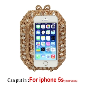 Confronto dimensioni tra pochette da sera con strass dorati e un iPhone 5s su fondo bianco