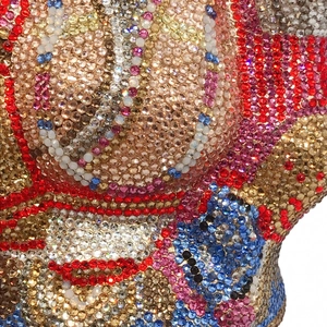 Gros plan du sac de soirée éléphant artisanal avec strass colorés haute densité