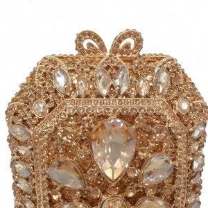 Dettaglio di borsa da sera dorata con strass champagne e cristalli a forma di goccia