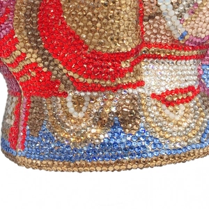 Macro détaillée de cristaux multicolores sertis main sur un sac de soirée de luxe