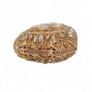 Dettaglio della borsa da sera dorata con cristalli marquise e strass scintillanti