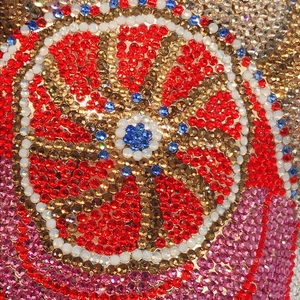 Vue macro du motif d'agrumes fait main avec des strass en cristal colorés sur la pochette