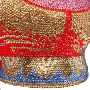 Détail de la pochette de soirée faite main avec cristaux multicolores et design éléphant