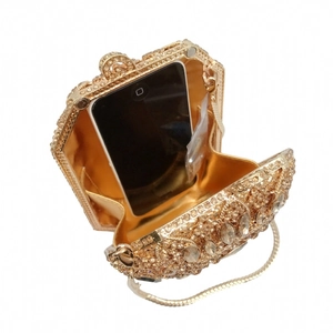 Elegante pochette da sera dorata con strass scintillanti e tracolla a catena interna