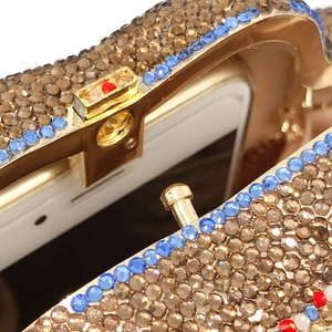 Détail du fermoir doré de la pochette éléphant avec cristaux bruns et bleus sertis