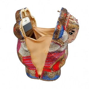 Détail du sac de soirée Matriochka avec strass colorés et espace pour un smartphone