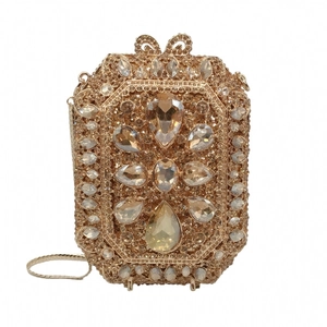Dettaglio pochette da sera champagne con motivo floreale radiale in strass luccicanti