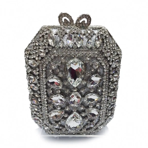 Dettaglio della pochette da sera argentata con strass e chiusura a fiocco in cristallo
