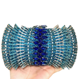 Elegante pochette da sera con strass blu e cristalli centrali su sfondo bianco puro