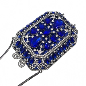 Dettaglio macro di strass blu scuro e catena metallica sulla borsa da sera di lusso