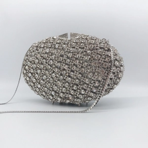 Pochette de soirée ovale argentée ornée de strass brillants et chaîne en métal