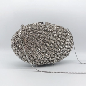 Pochette de soirée argentée luxueuse avec strass brillants et bandoulière chaîne