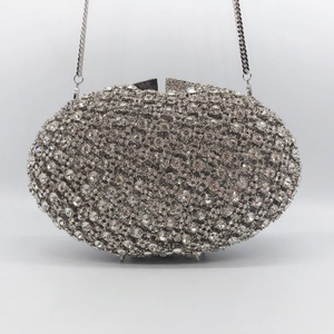 Pochette de soirée ovale argentée ornée de strass brillants avec bandoulière chaîne