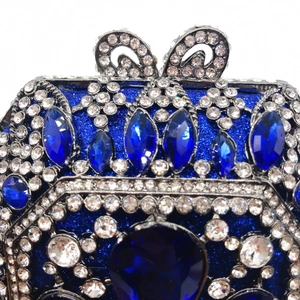 Dettaglio macro di pietre preziose blu e strass su una borsa da sera blu navy