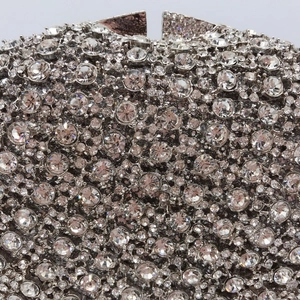 Pochette de soirée élégante en métal creux avec strass argentés et cristaux étincelants