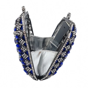 Dettaglio borsa da sera di lusso con gemme blu scuro a marquise e tracolla a catena
