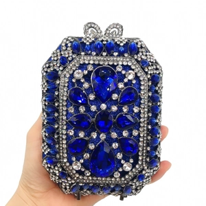 Dettagli macro dei cristalli blu e strass sulla pochette da sera argentata