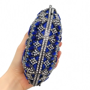 Dettaglio della pochette da sera con cristalli blu reale e chiusura in metallo argentato