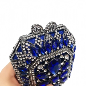 Dettaglio della lussuosa borsa da sera con cristalli blu e motivi in strass scintillanti