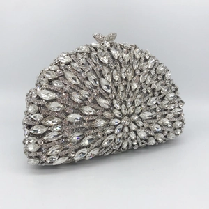 Pochette de soirée argentée avec strass et fermoir en nœud pour les galas de luxe