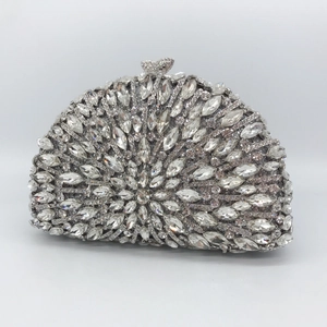 Pochette demi-lune argentée élégante avec strass brillants et fermoir papillon chic