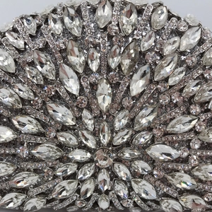 Pochette de soirée argentée de luxe ornée de strass et cristaux à motif rayonnant
