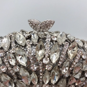 Pochette de soirée argentée avec cristaux et fermoir papillon en forme d'ailes