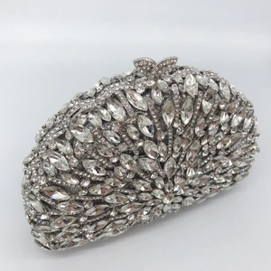 Pochette de soirée luxe en strass avec motif paon et fermoir papillon chic