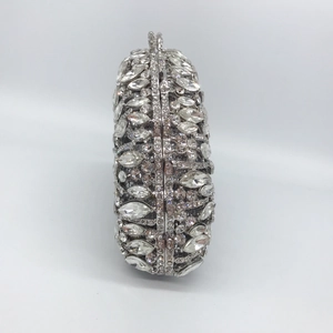 Pochette de soirée argentée avec ornements en cristal et structure en métal robuste