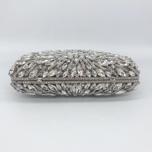 Pochette de soirée élégante en métal argenté ornée de cristaux marquise scintillants