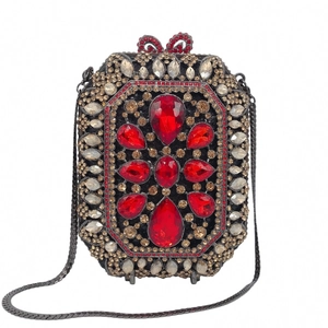 Dettaglio borsa da sera lussuosa con fiori di strass rossi e catena in metallo