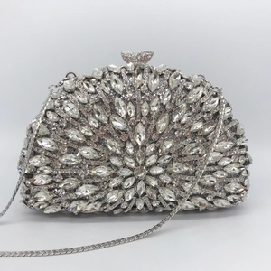 Vue détaillée de la pochette de soirée argentée avec strass marquise et fermoir noeud