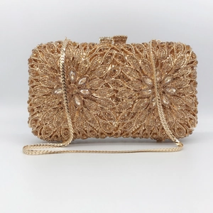Pochette de soirée dorée en métal avec motif floral étincelant en strass