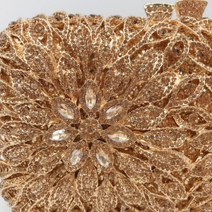 Pochette de soirée luxe or champagne avec motif floral scintillant en strass