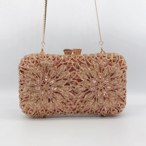 Pochette de soirée élégante en or rose avec motifs floraux en cristal de diamant