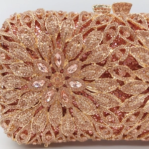 Pochette de soirée or rose avec cristaux floraux et fermoir décoratif en métal