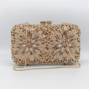 Pochette de soirée dorée ajourée à motif floral avec cristaux et chaîne métal