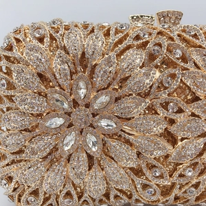 Pochette de soirée dorée ajourée avec détails luxueux en strass et cristaux scintillants