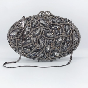 Pochette de soirée ovale luxueuse avec motif floral en strass métalliques et chaîne