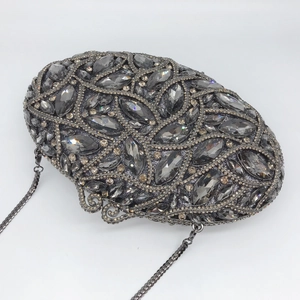 Pochette de soirée ovale élégante avec fleurs en cristal gris et bandoulière en métal